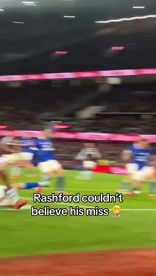 拉什福德此前錯(cuò)失超級(jí)大空門維拉公園現(xiàn)場球迷不免驚聲吶喊