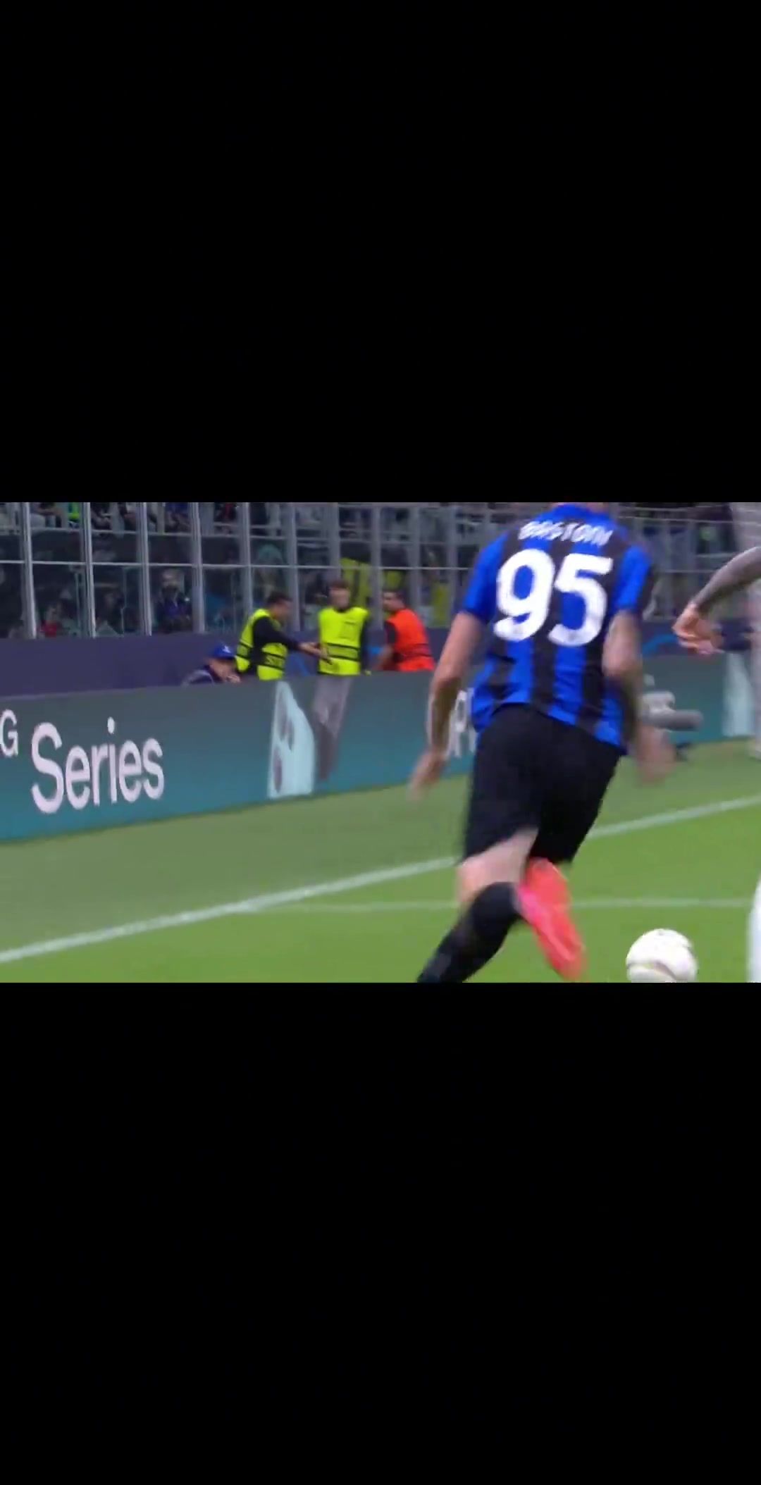 他應(yīng)該是現(xiàn)役進(jìn)攻最強(qiáng)的中衛(wèi)了吧國(guó)米球迷他的身價(jià)沒(méi)有水分