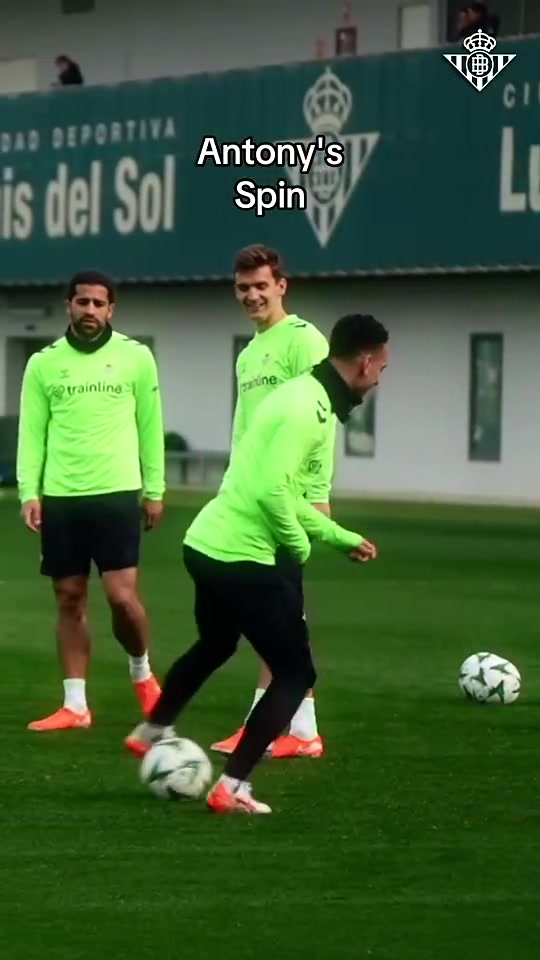 安東尼再秀圓規(guī)神技不過這次隊(duì)友們投來了滿意的眼神