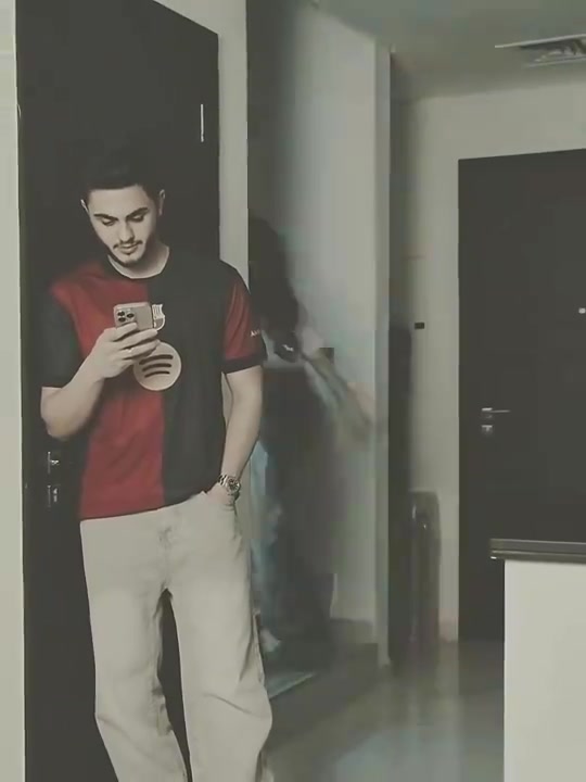 懂事的皇馬女友默默換上了巴薩球衣這才是好情侶