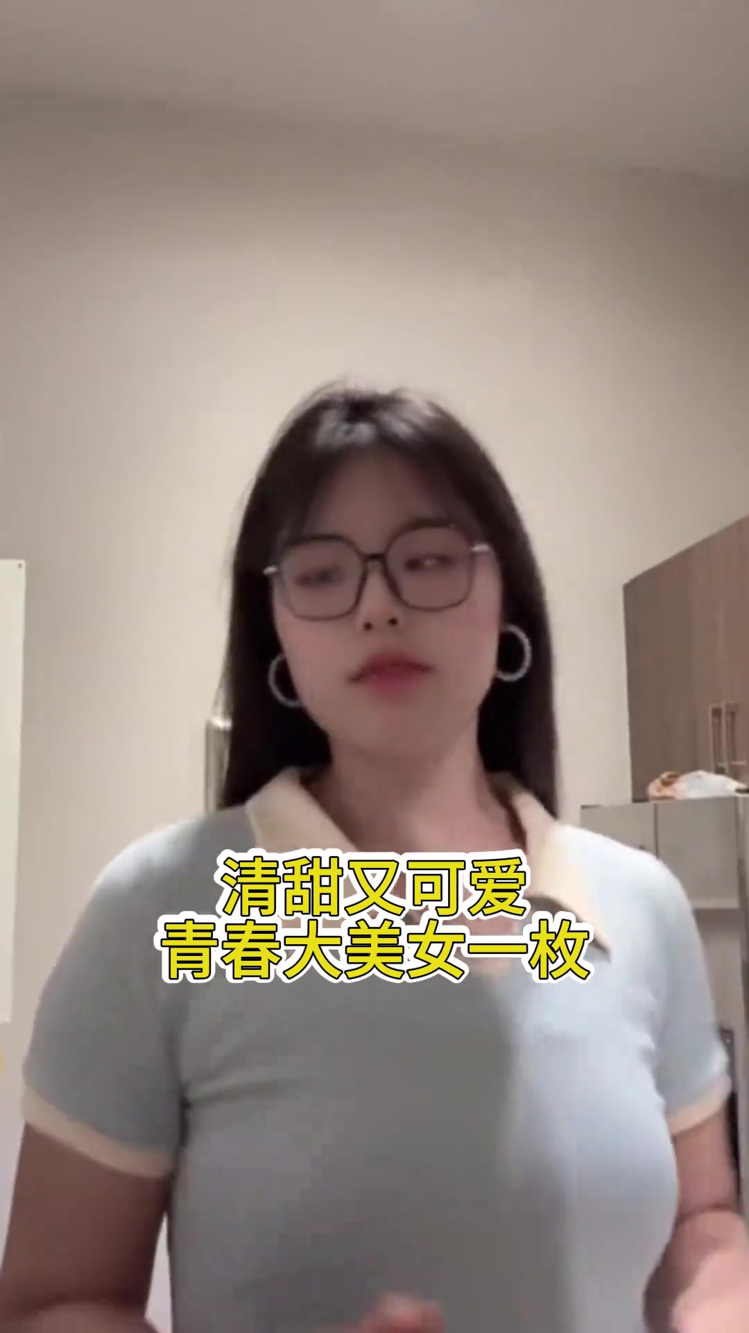 真漂亮李月汝身穿吊帶裙亮相與隊(duì)友玩紙牌高貴又隨性