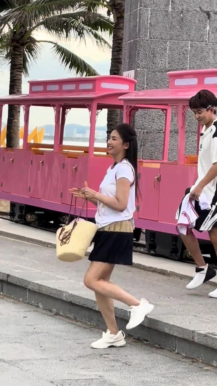 還是辣么美啊劉濤身穿白色T恤搭配黑色百褶短裙現(xiàn)身球場打球