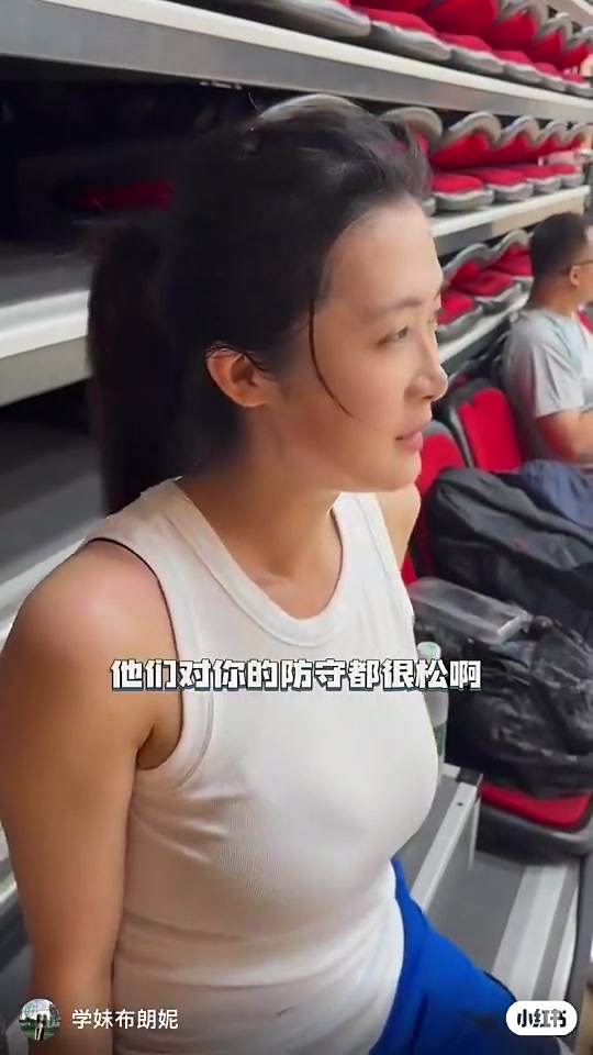 小姐姐這空位三分投的挺準(zhǔn)呀小伙們怎么都不防啊