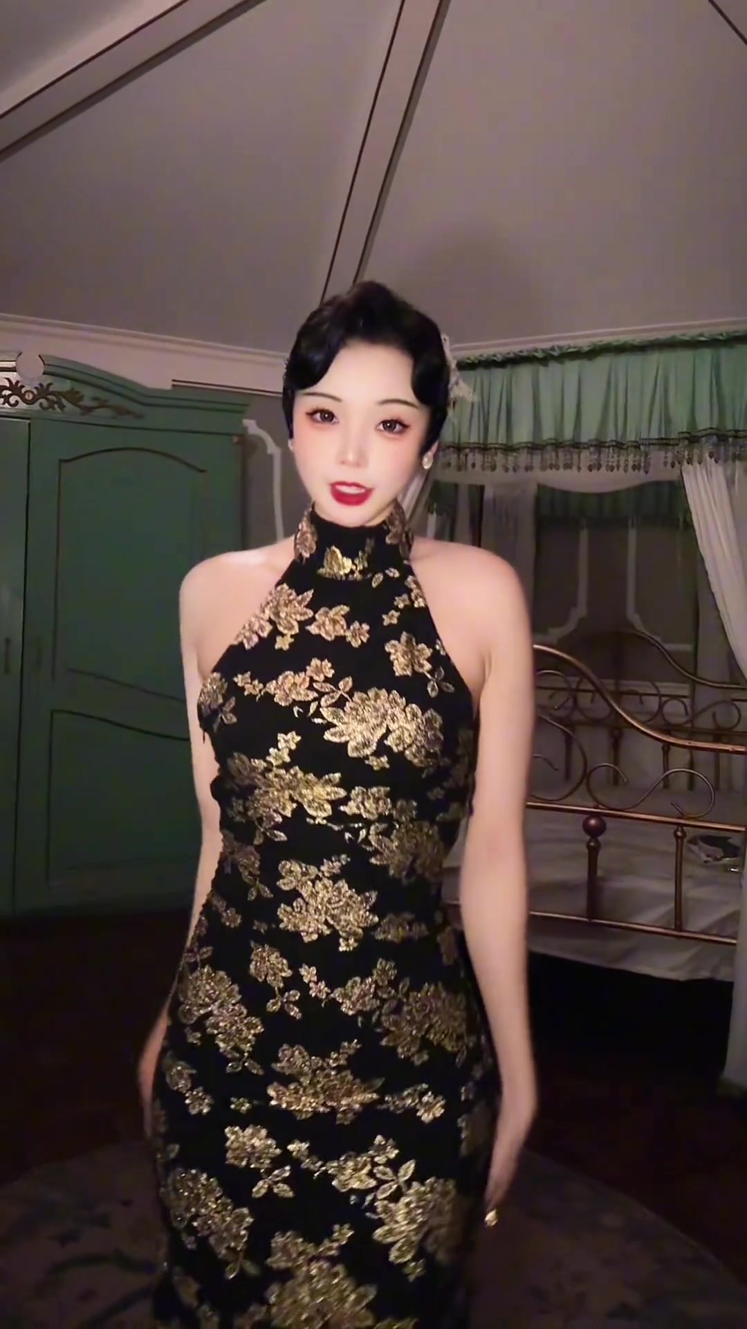 這大體格子美女主播小太陽一身旗袍穿搭跳手勢舞