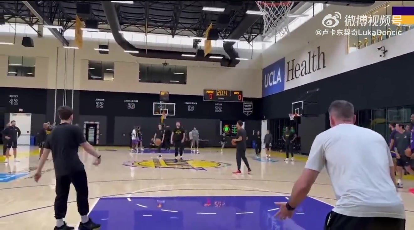 真是準(zhǔn)啊東契奇快樂(lè)又輕盈的訓(xùn)練 備戰(zhàn)首秀