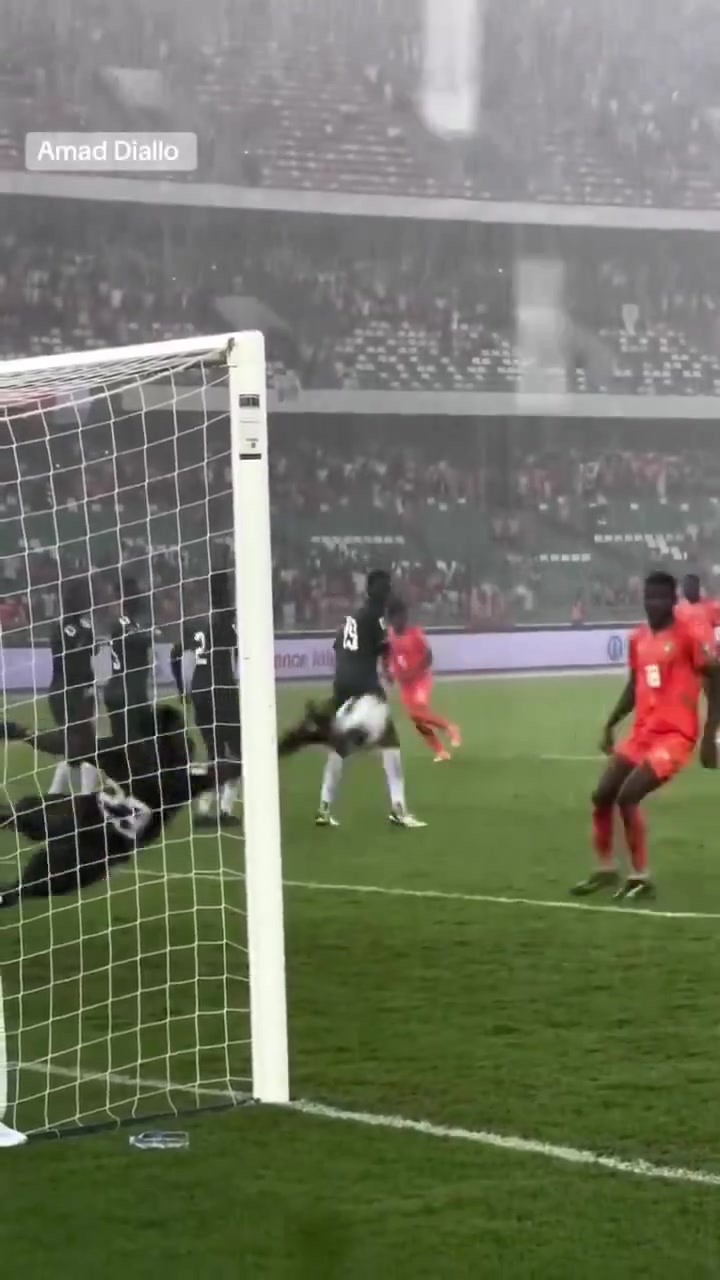 球迷實(shí)拍迪亞洛在科特迪瓦隊(duì)打入精彩的任意球