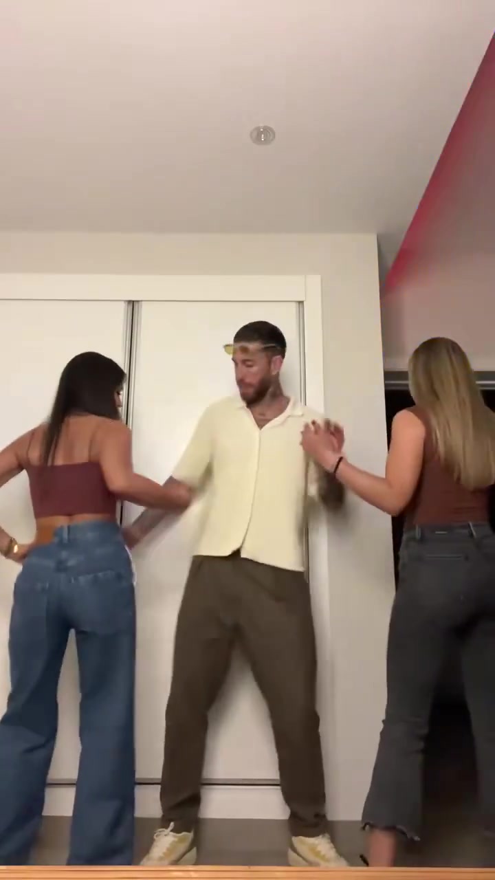 拉莫斯你好騷呀沒想到你小子竟然和倆美女一起跳小舞