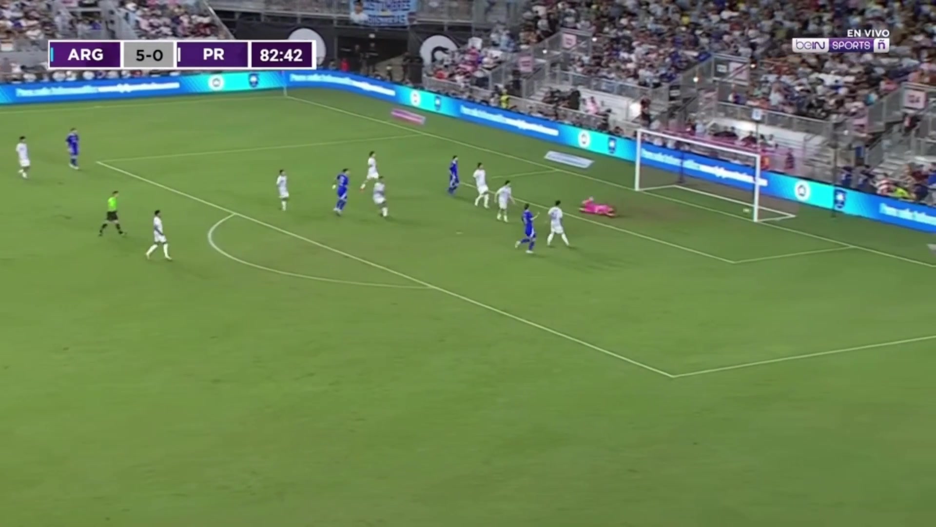 秀兒梅西腳后跟助攻勞塔羅破門進球后塔羅深情擁抱梅西