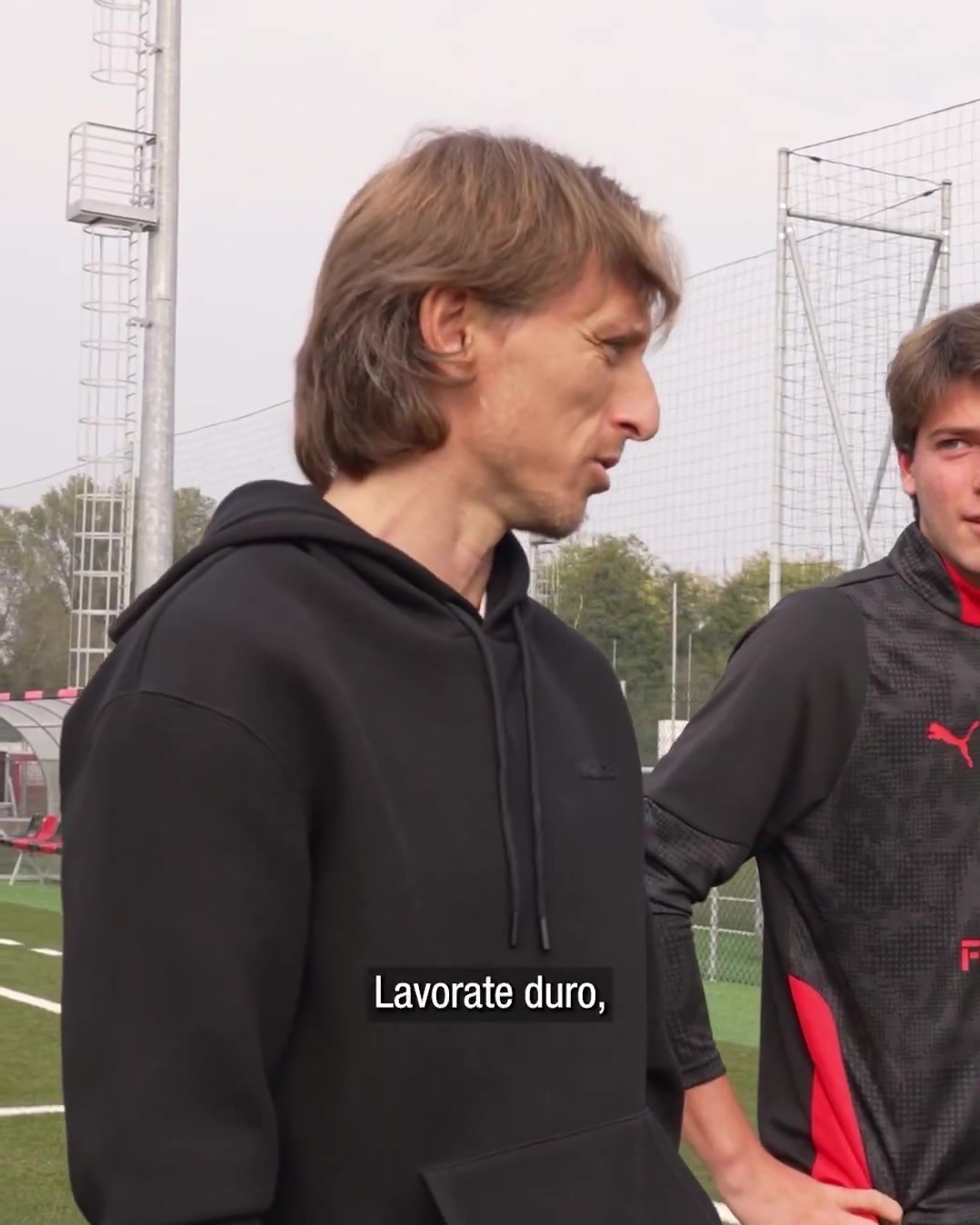 莫德里奇在訓(xùn)練場(chǎng)激勵(lì)紅黑軍團(tuán)的年輕一代