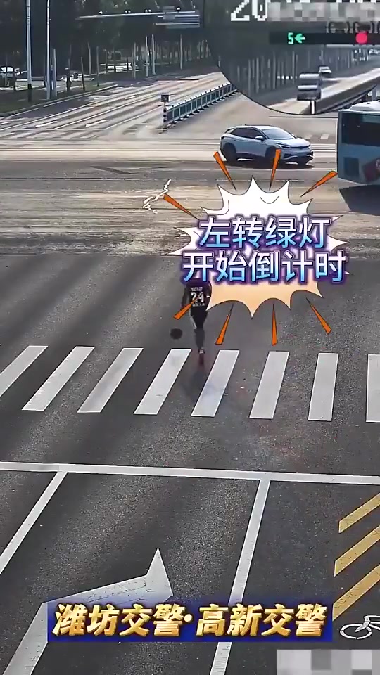 腦子有大病一小伙跑到大馬路上去練運(yùn)球結(jié)果被車撞飛