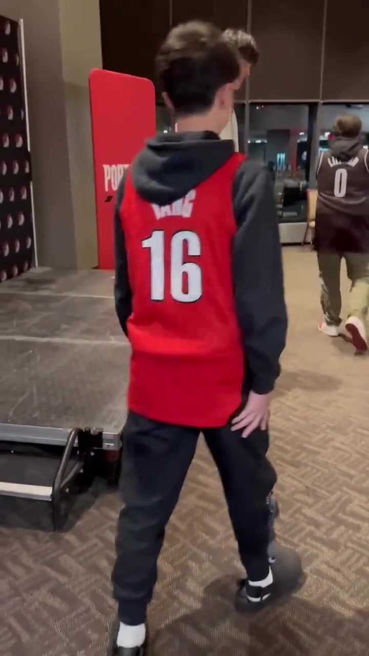 這個粉紅小書包已經成為楊瀚森的固定裝備了嗎