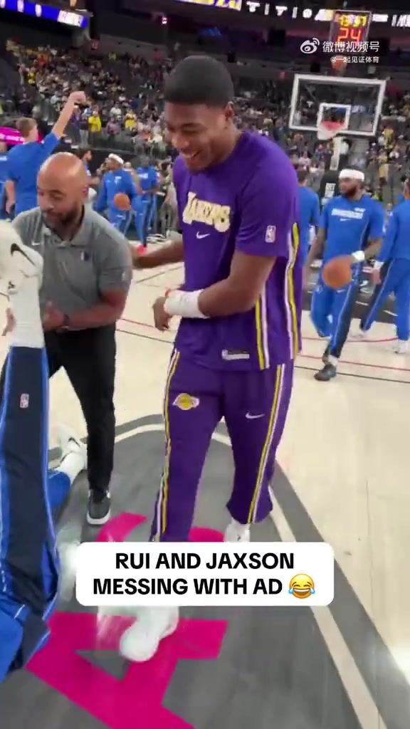 湖人前隊友八村賽前整活濃眉后者在比賽中給了其一個大帽