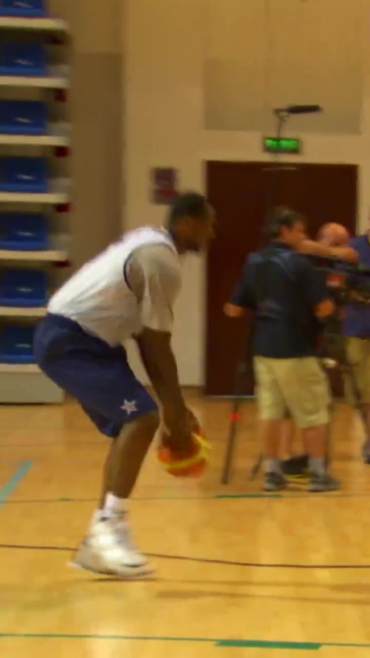 08年美國夢八隊內訓練詹姆斯和保羅互相打鬧甜瓜一旁看著