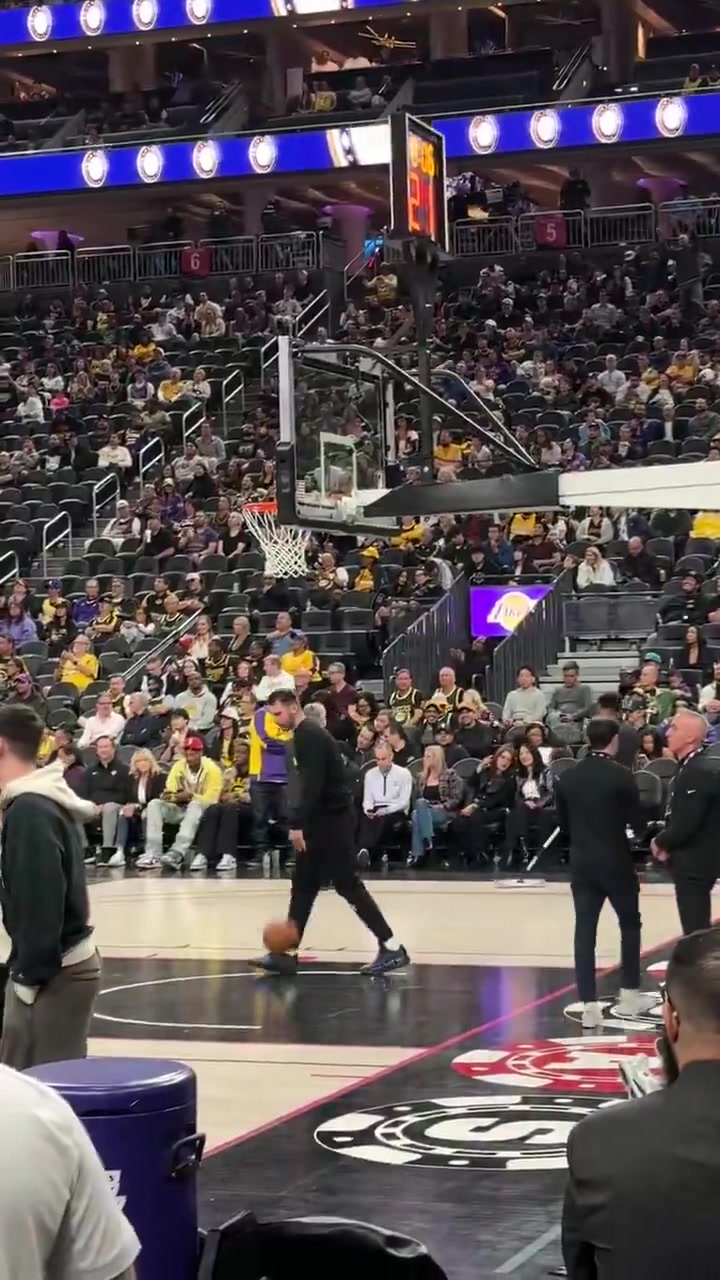 場下觀戰(zhàn)手癢啊暫停期間東契奇跑上場偷練花式打板投籃