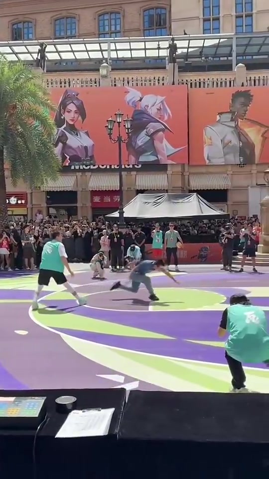 太狠了郭艾倫一個急?；乩祆o雨直接飛了出去....