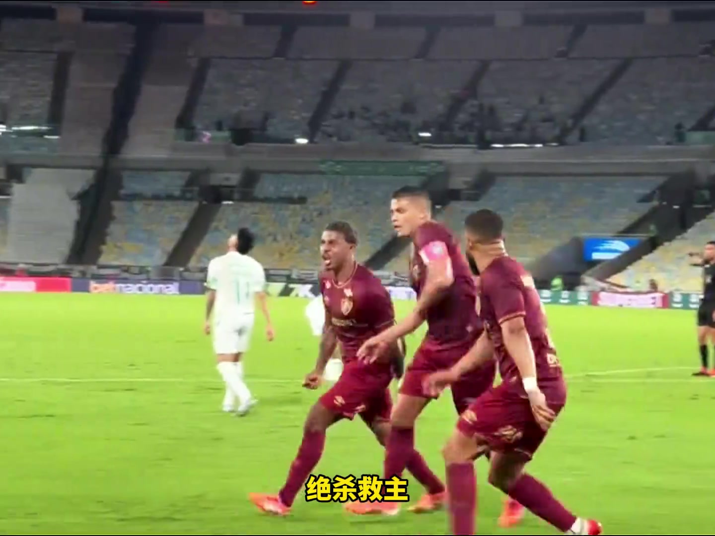 高難度動作41歲弟媳凌空側鉤絕殺救主