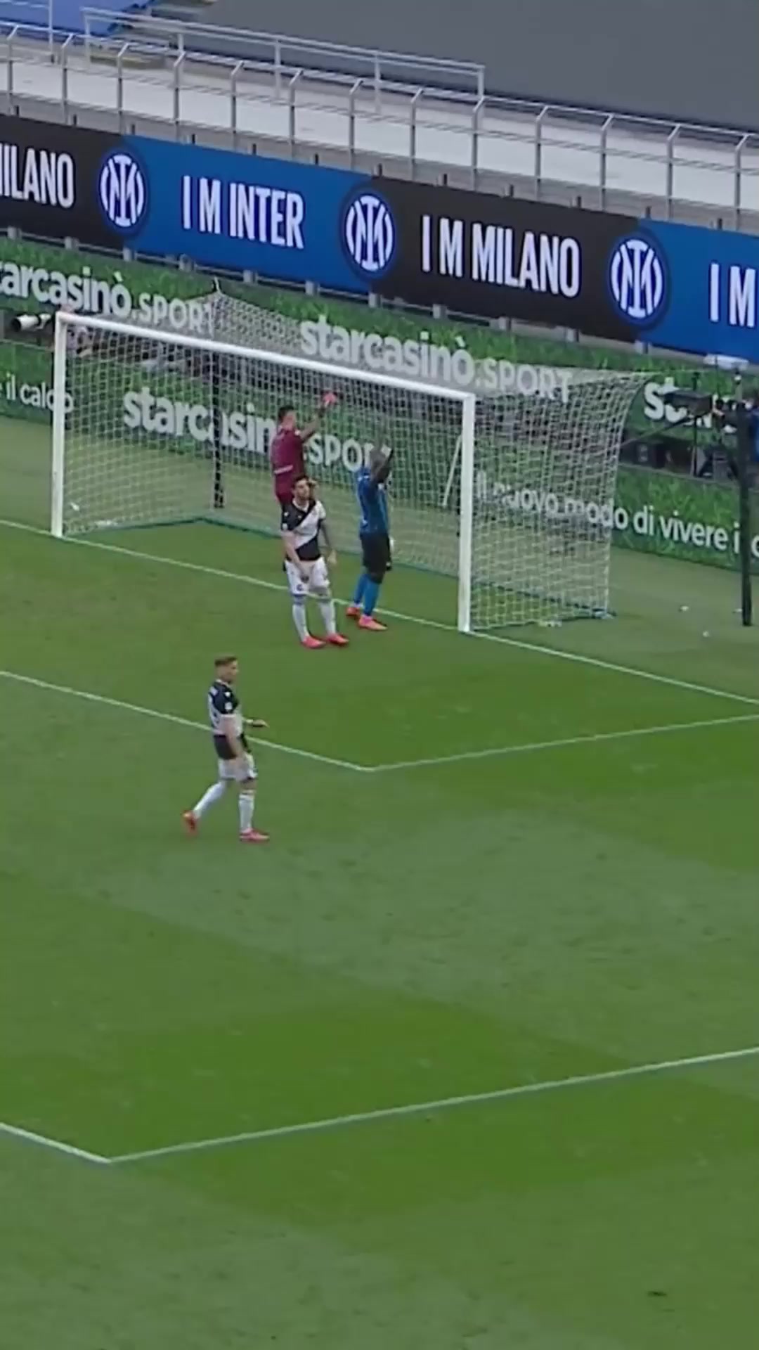 名場面盧卡庫人在門前站進球天上來