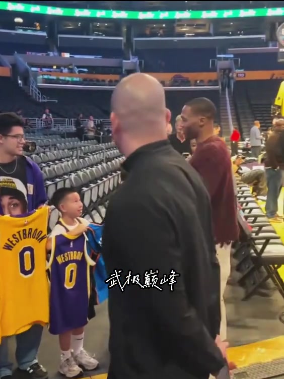 威少重返湖人主場為球迷簽名這是不愿意簽湖人球衣嗎