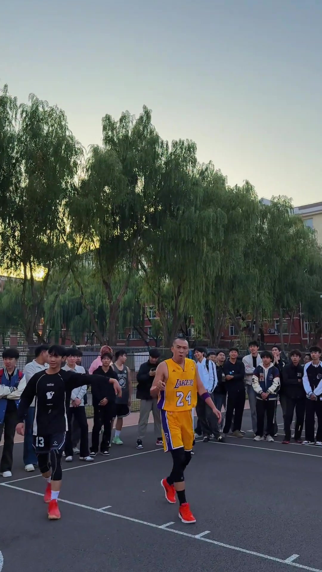 垃圾話還很多一位科比粉絲進(jìn)校園1v1零封化工大學(xué)隊(duì)長(zhǎng)