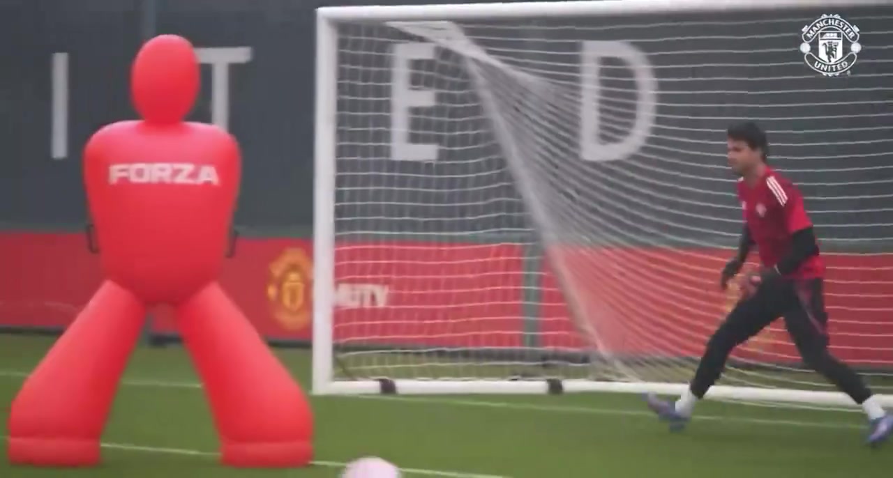 雙紅會有望繼續(xù)首發(fā)曼聯(lián)門將拉門斯訓練中高接低擋