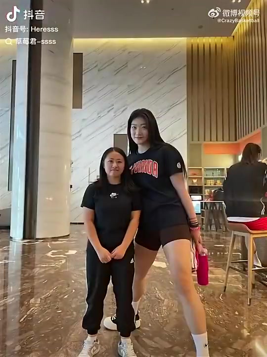 李夢(mèng)有多魁梧此前她和粉絲合影身材簡(jiǎn)直是對(duì)方兩倍
