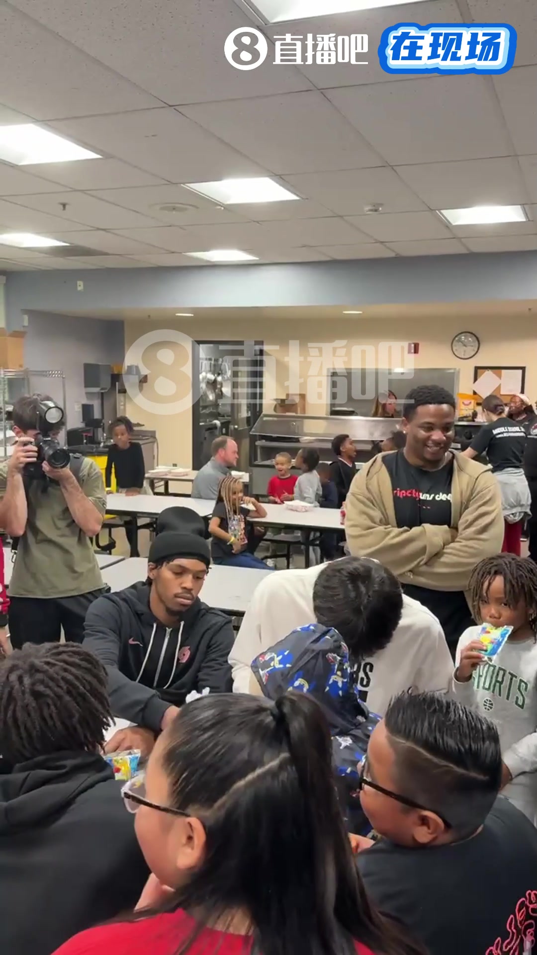 完全融入啦楊瀚森參加開(kāi)拓者社區(qū)活動(dòng)笑得很開(kāi)心啊