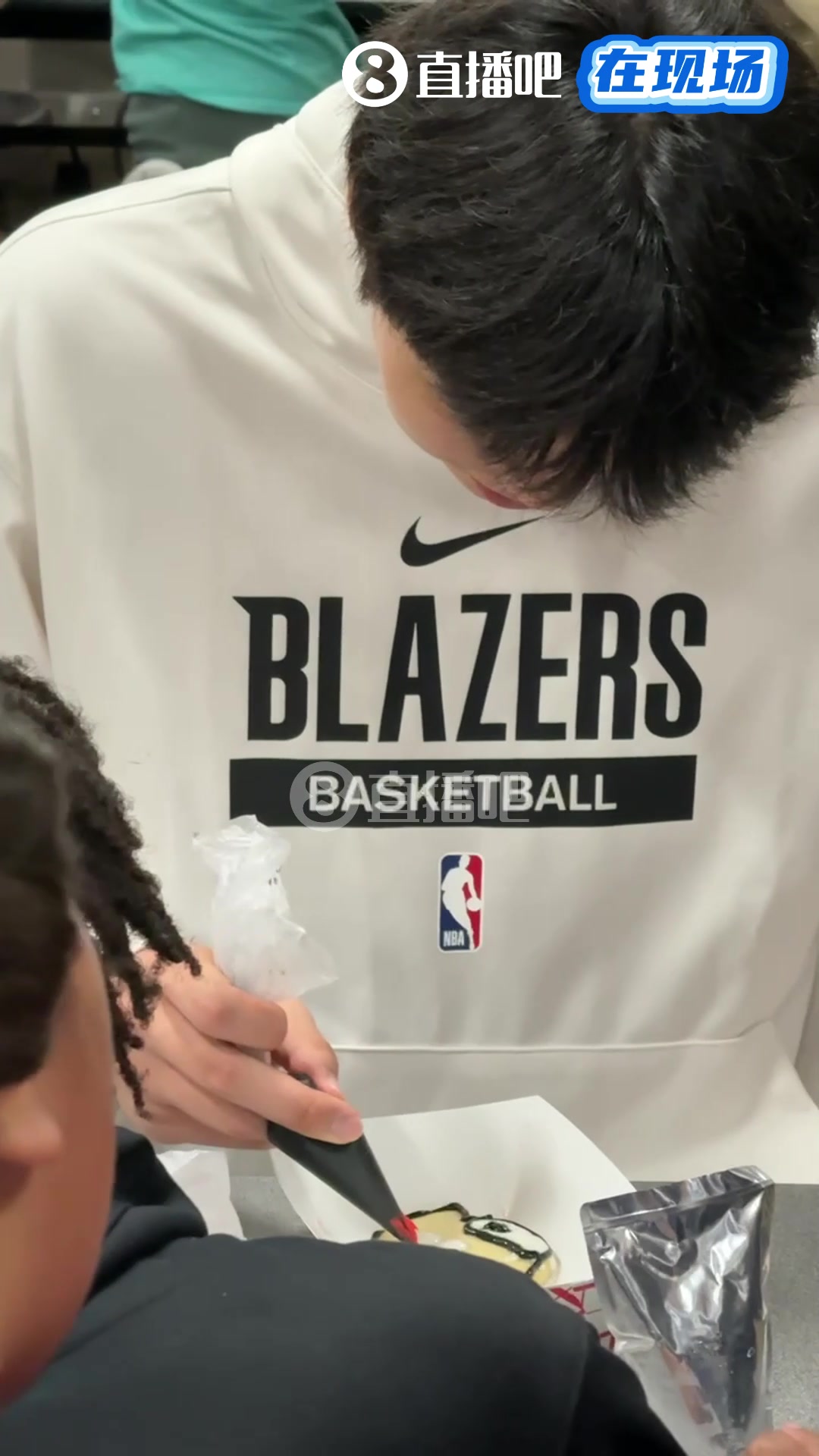 被團(tuán)團(tuán)圍住楊瀚森為小球迷DIY甜品涂醬涂得很認(rèn)真