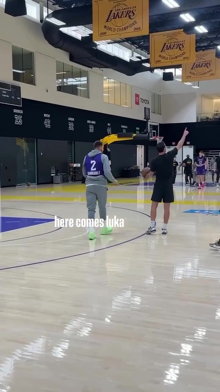 好久不見變老6了東契奇訓練到處偷球 最后被全隊嫌棄