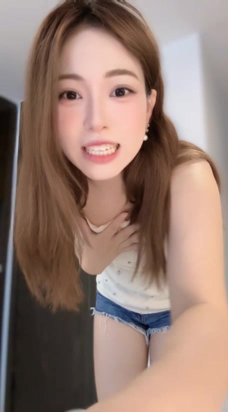 遼寧啦啦隊(duì)蛋卷姐姐直播時(shí)涉嫌違規(guī)被警告生氣的樣子好可愛(ài)