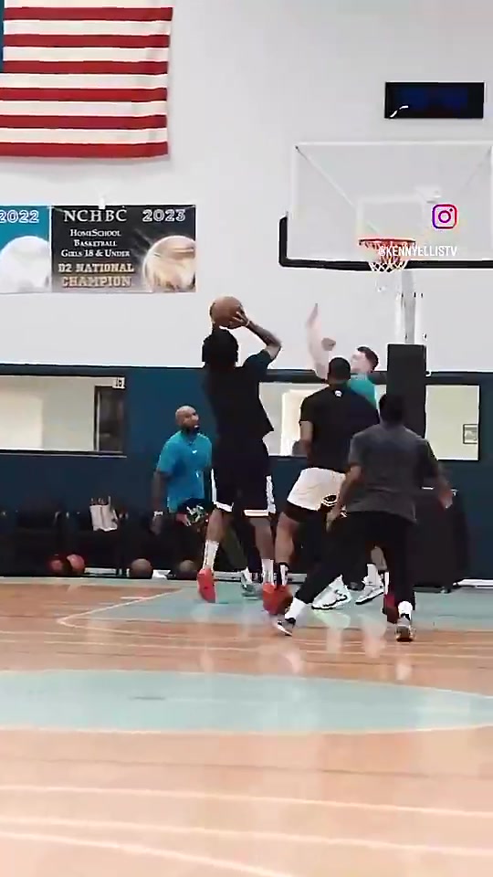 曾經(jīng)和周琦爭(zhēng)奪輪換的男人現(xiàn)在手握三千萬合同NBA冠軍野球場(chǎng)大殺四方