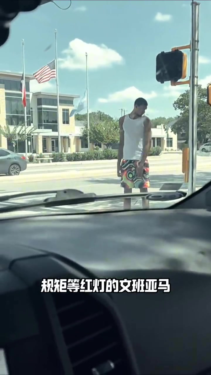 遵守交通規(guī)則球迷街頭拍到文班亞馬乖乖地在路邊等紅綠燈