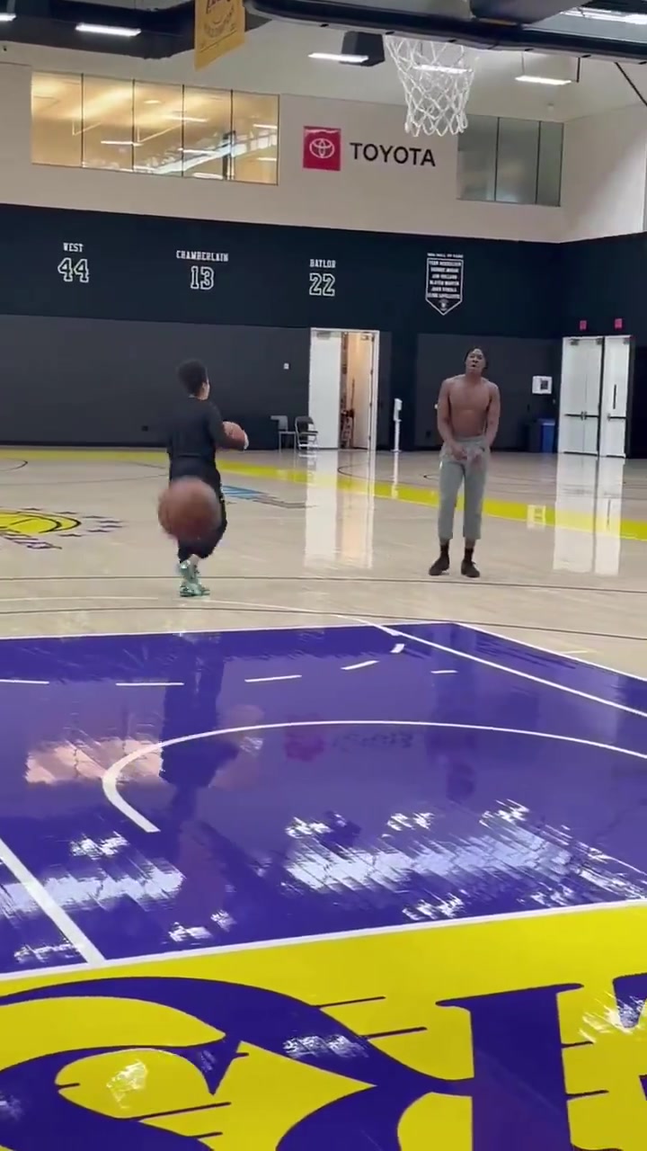 湖人新秀迪耶羅進(jìn)行恢復(fù)訓(xùn)練他還將等待幾個(gè)星期進(jìn)行復(fù)查