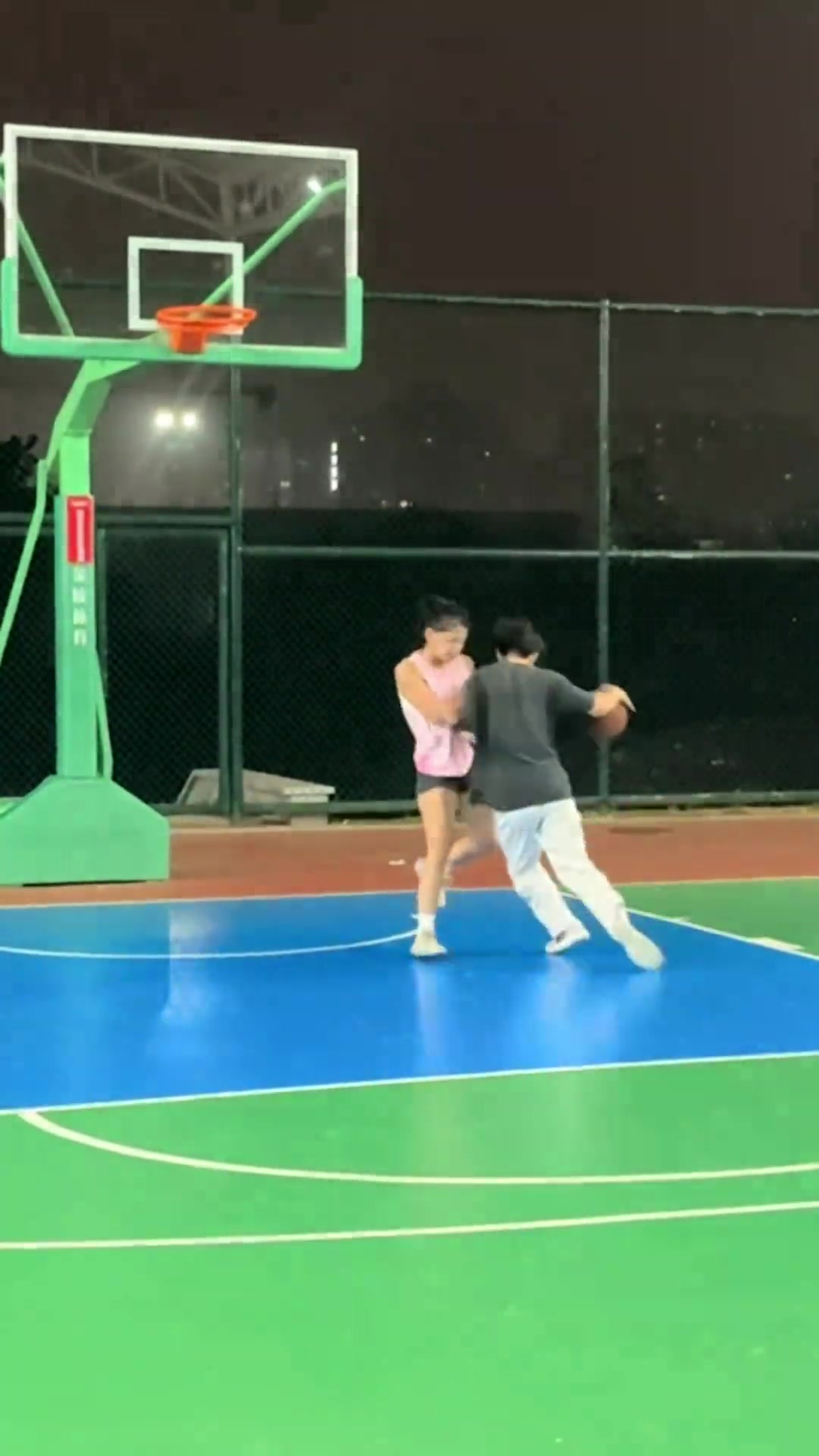 小伙子強打小姐姐毫不留情這就是傳說中的西格瑪男人