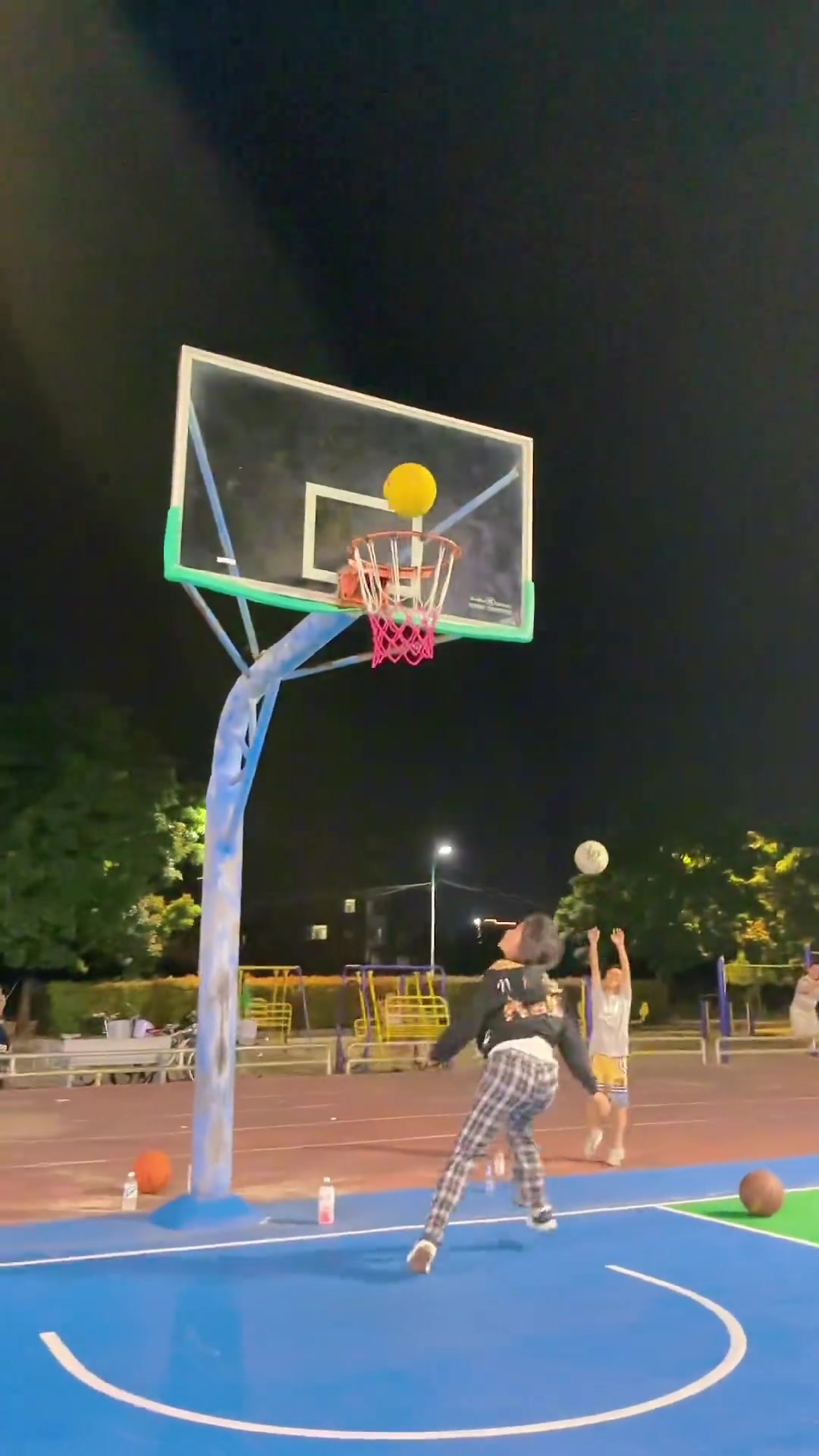 這是一個女孩能做出的動作嗎轉身過人接360拉桿上籃