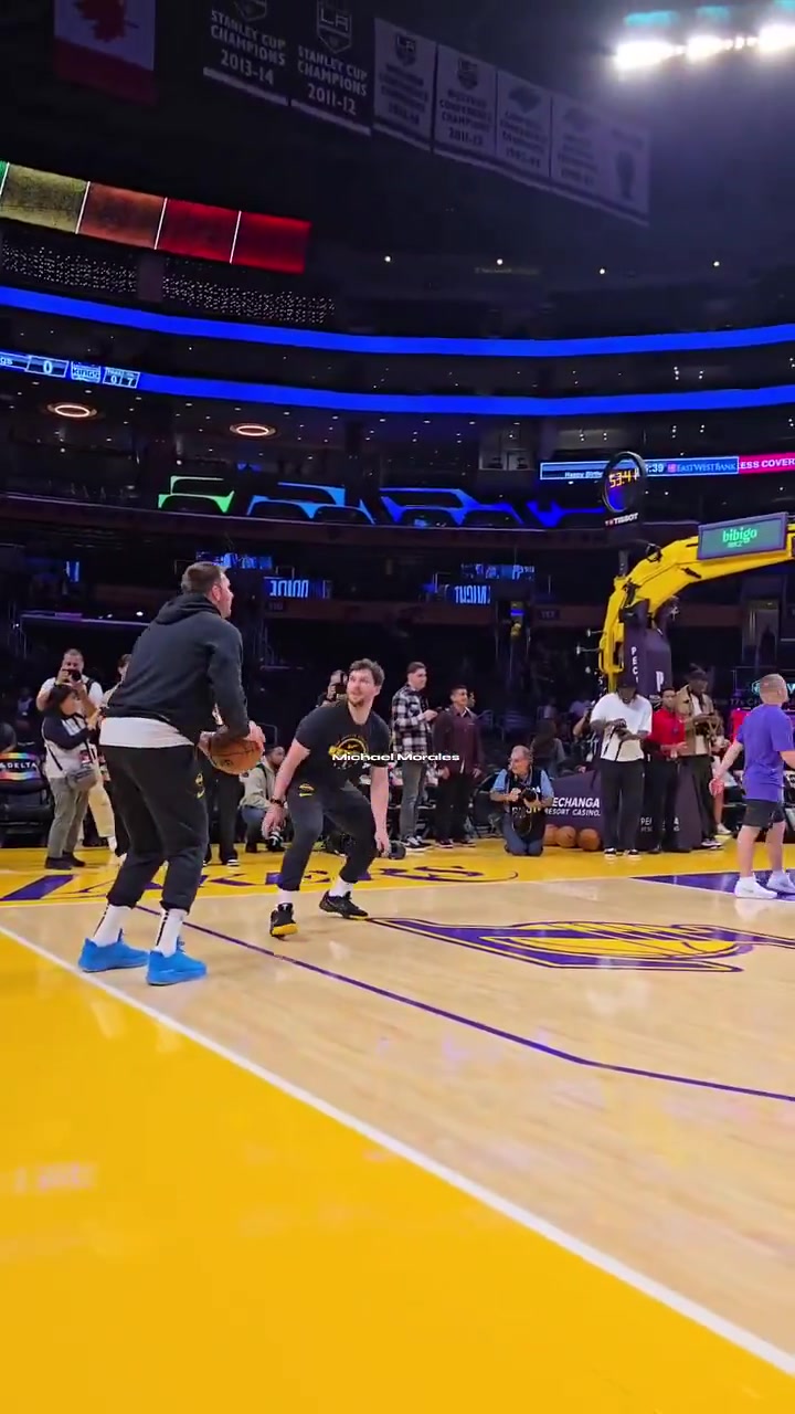 東契奇投籃熱身調(diào)戲訓(xùn)練師來(lái)防我呀然后調(diào)高弧度命中三分