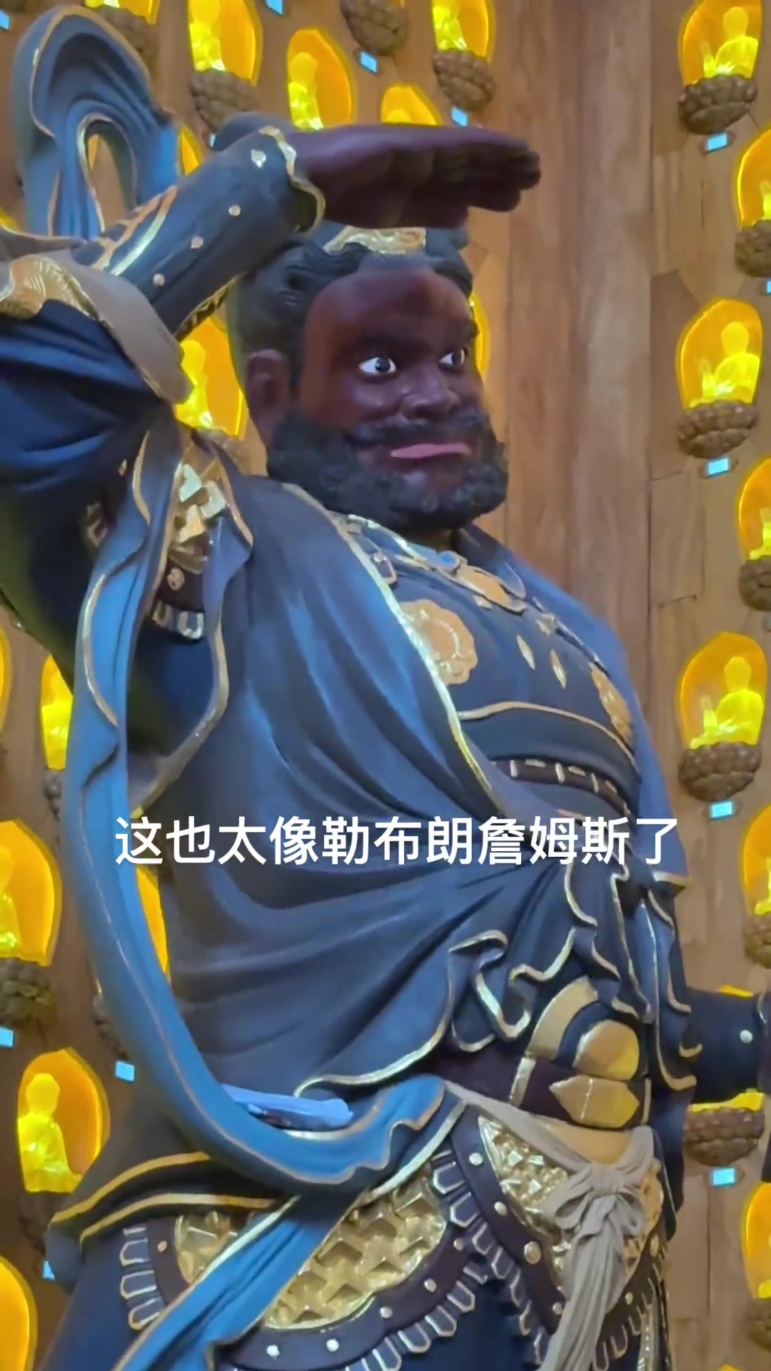 網(wǎng)友旅游拍到形似詹姆斯雕像老詹在中國(guó)有雕像了