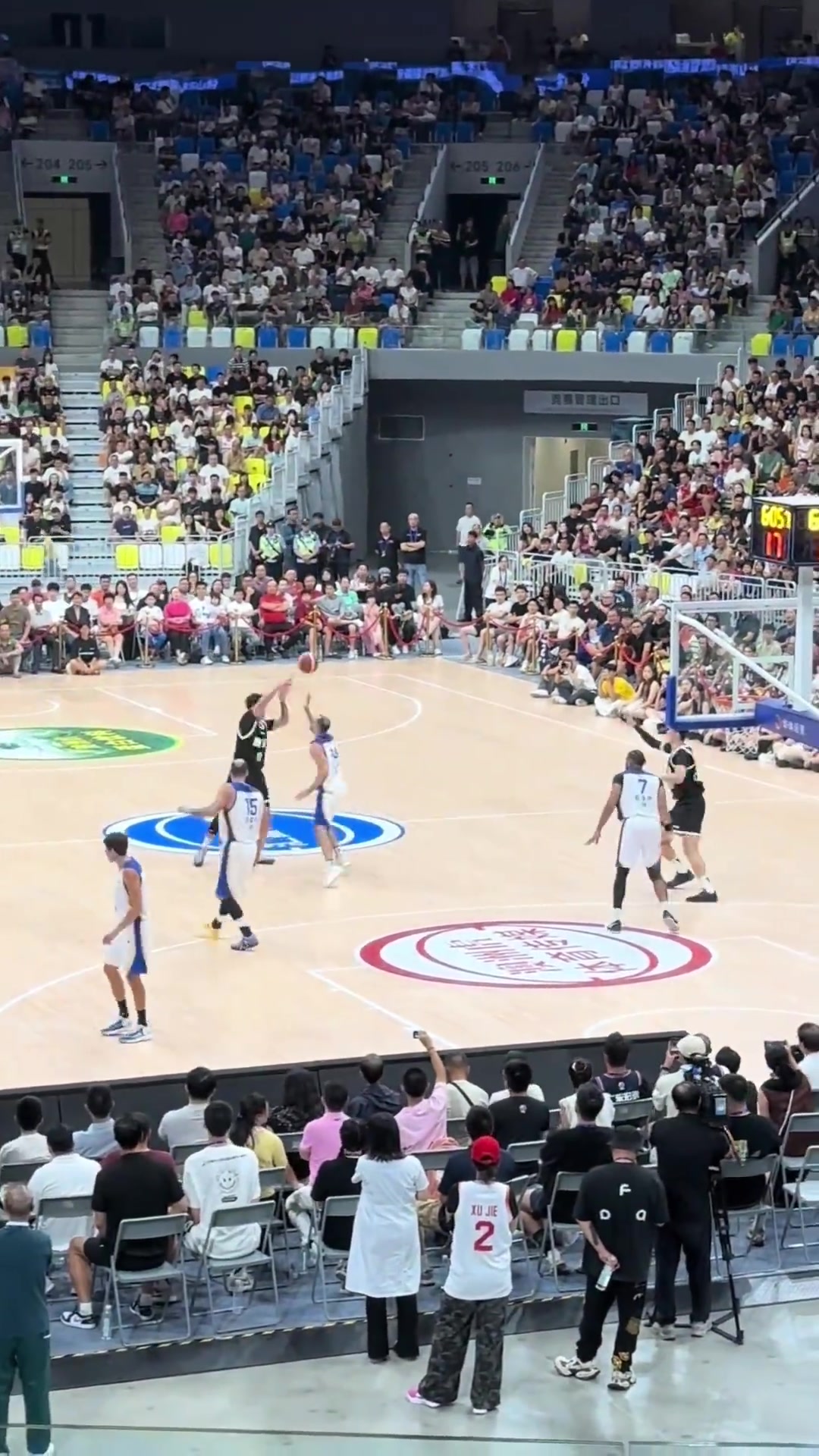 動(dòng)作這么大廣東與西班牙某球隊(duì)熱身賽 周鵬揮肘為趙睿出頭