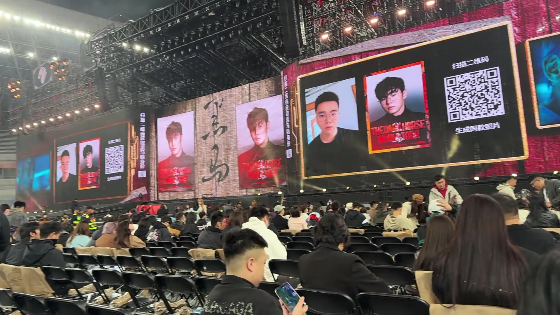 不對(duì)啊這是李榮浩演唱會(huì)啊也用上橘頌色的火焰暖場(chǎng)了