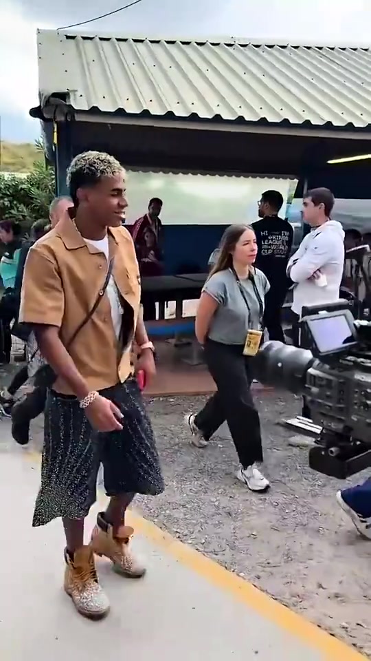 形影不離亞馬爾帶女友現(xiàn)身國王聯(lián)賽球迷擔心小孩哥被榨干