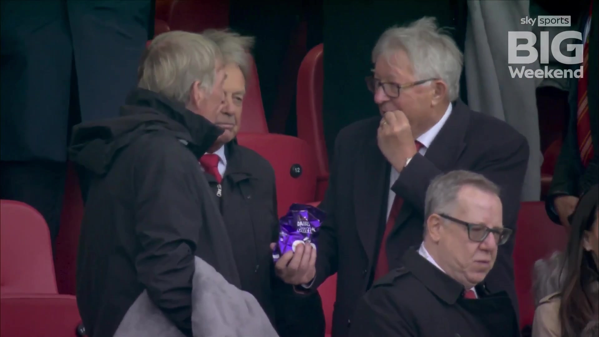 老小孩弗格森爵士和達(dá)格利什爵士在分享零食