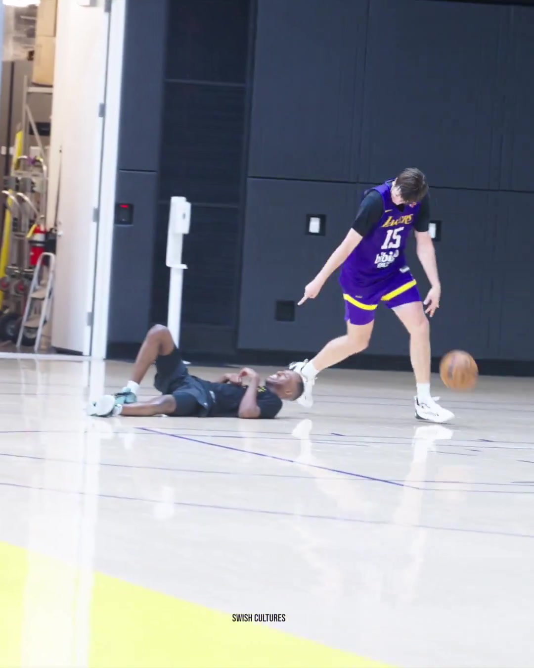 不要太過(guò)分里夫斯背運(yùn)把助教給晃倒了還對(duì)后者瘋狂嘲諷