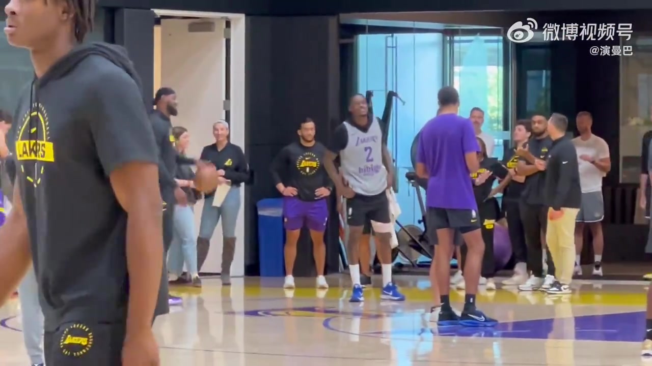 老頭手癢難耐詹姆斯現(xiàn)身湖人隊(duì)內(nèi)訓(xùn)練場(chǎng)自己也開(kāi)始練起來(lái)了