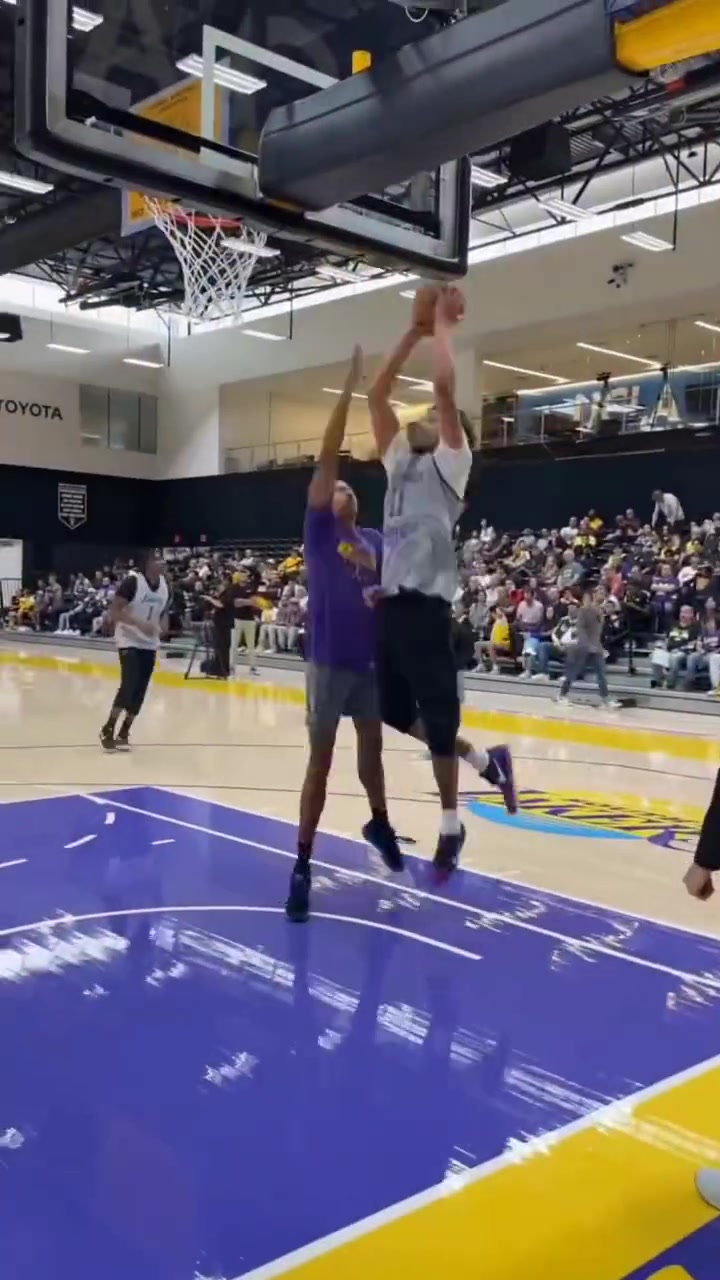 明天就開打湖人隊內(nèi)訓練布朗尼超級拉桿東契奇絲滑左手拋投