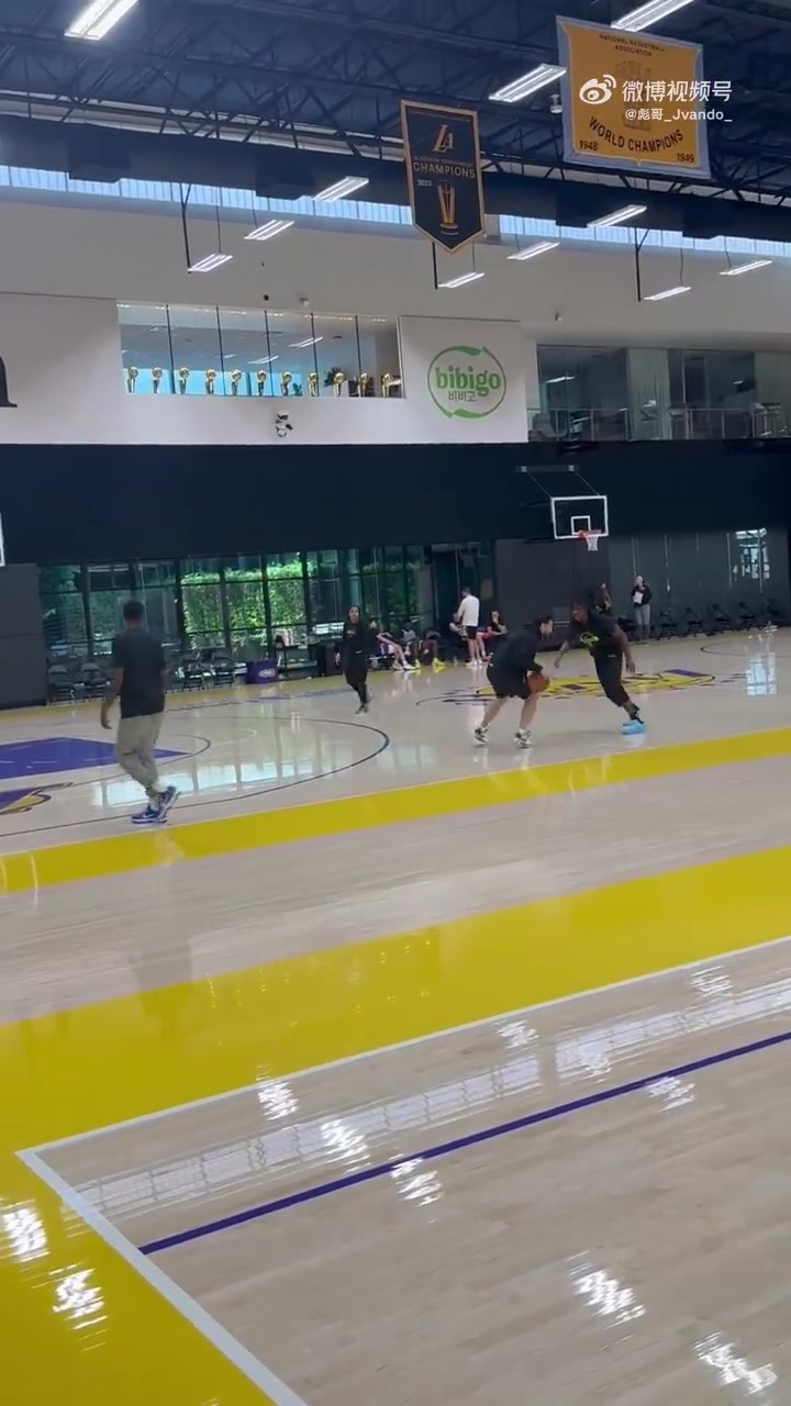 也是個防守大閘的苗子湖人新秀阿杜這防守腳步蠻扎實的