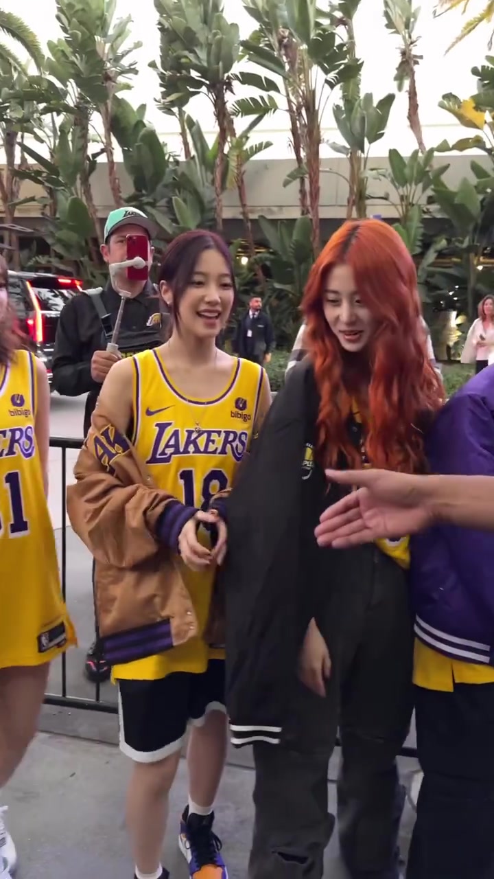 最萌身高差名場面魔術(shù)師熱情迎接女團(tuán)成員都很漂亮啊