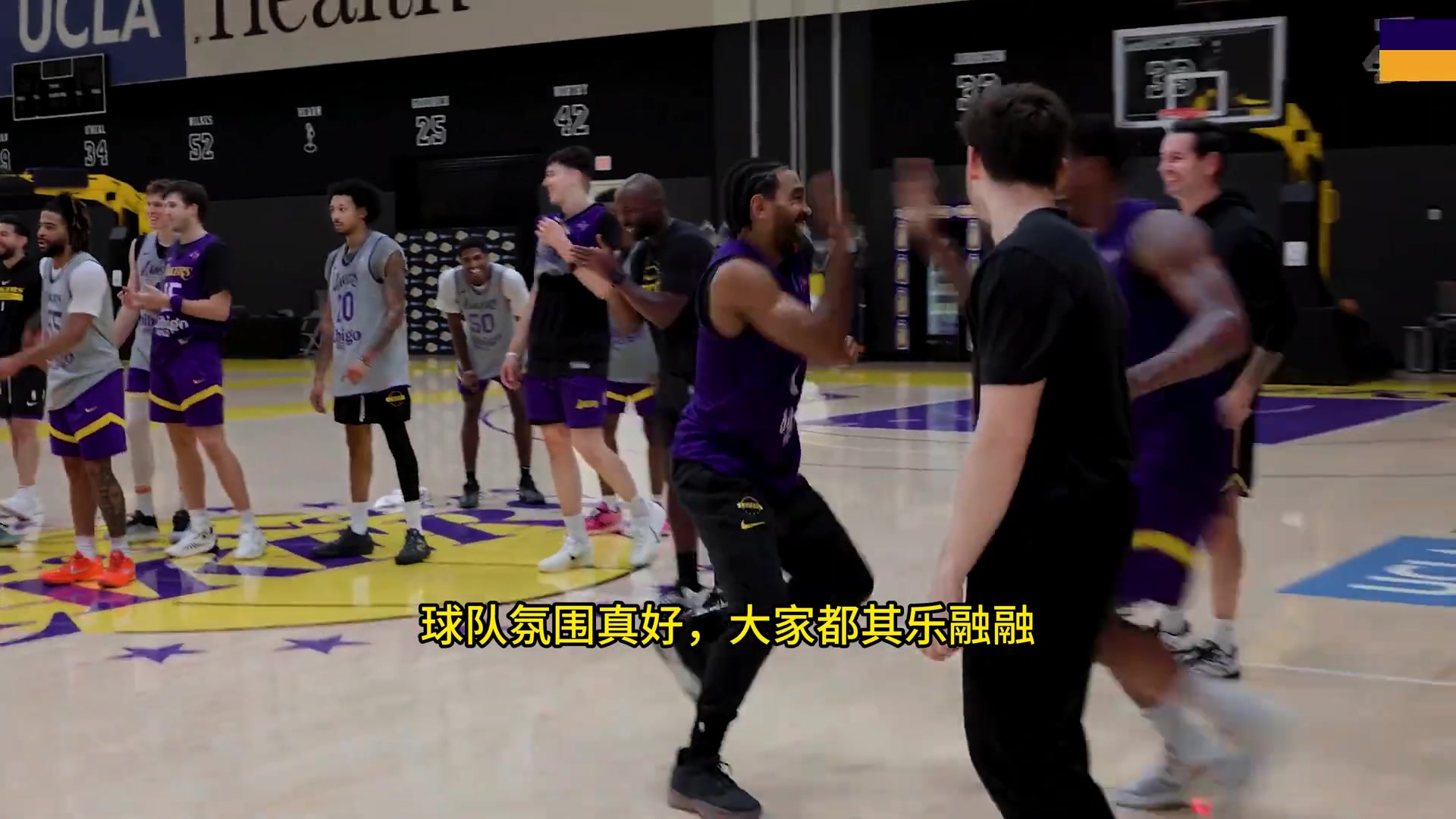 湖人隊內(nèi)小打大訓(xùn)練隊內(nèi)氛圍其樂融融