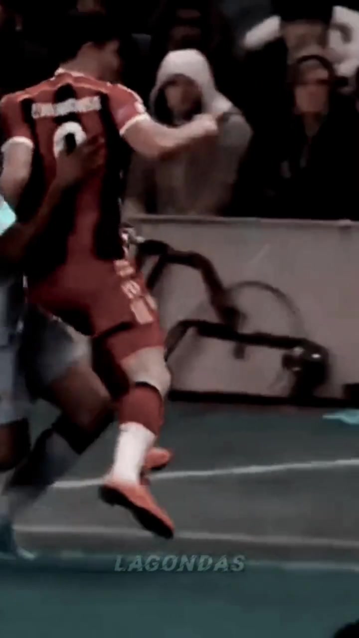 驚現(xiàn)任拜仁主帥孔帕尼被球隊(duì)前夫哥摔了