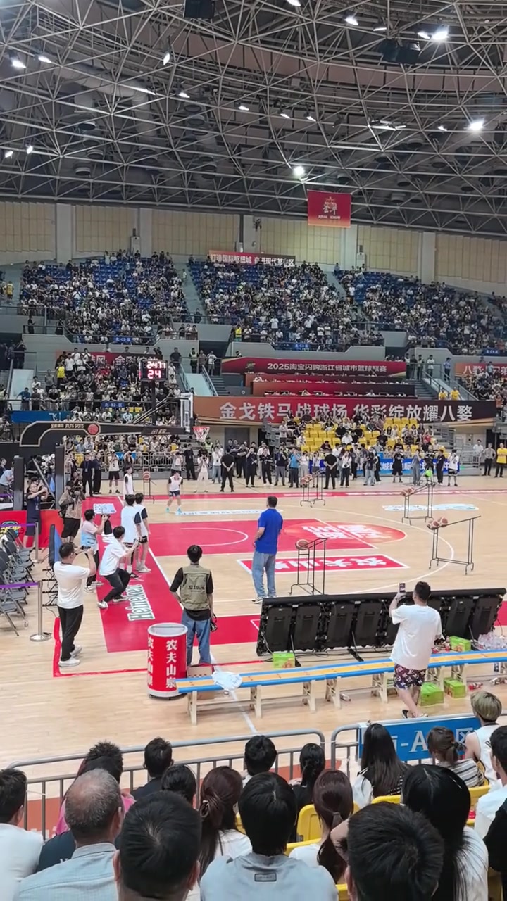 戰(zhàn)神真不是吹的劉玉棟浙BA中場活動穿牛仔褲沒熱身三分10中10