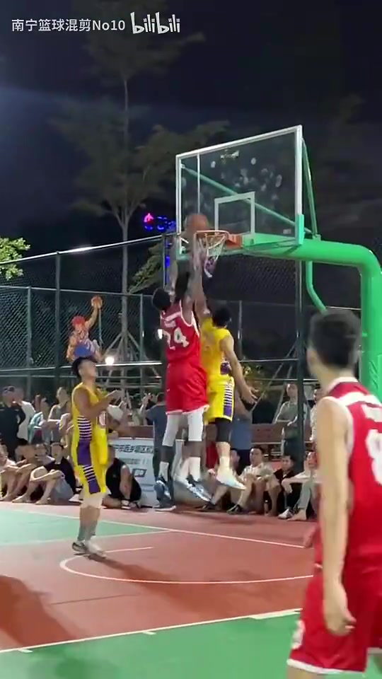 這就是為什么打籃球要有身高不然跳得一樣高還是會被人隔扣