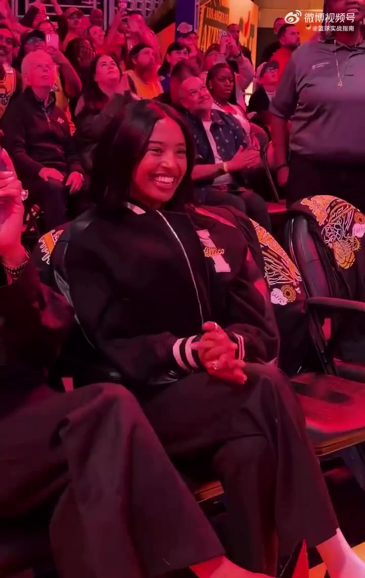 瓦妮莎帶女兒也觀看了今天湖人的揭幕戰(zhàn)